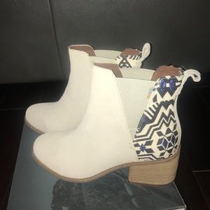 New Toms Suede Boots